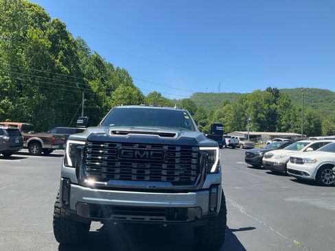 Used 2024 GMC Sierra 2500 Denali Ultimate AWD/4WD image 2