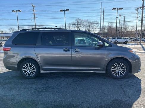 Used 2019 Toyota Sienna XLE image 10