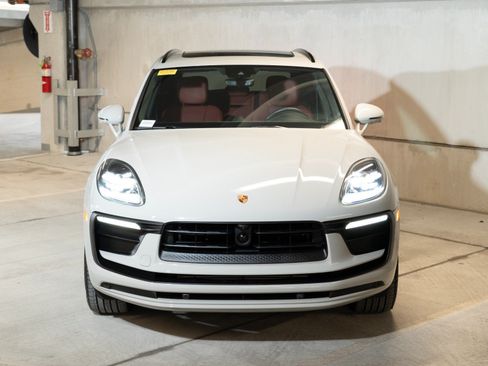 Certified 2026 Porsche Macan AWD/4WD image 6