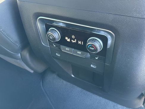 Used 2022 Chevrolet Tahoe Premier AWD/4WD image 17