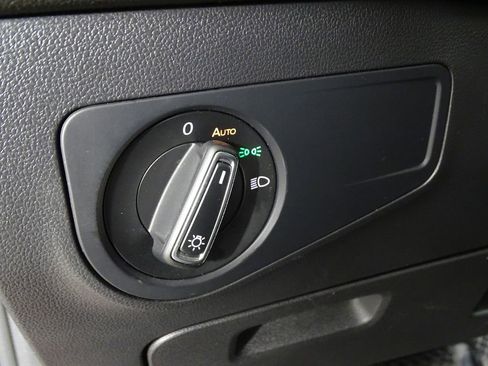 Used 2019 Volkswagen Tiguan SE image 18