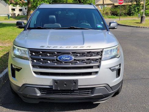 Used 2018 Ford Explorer XLT w/ Equipment Group 202A image 4