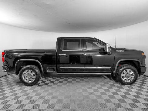 Used 2025 Chevrolet Silverado 2500 High Country w/ High Country Premium Package AWD/4WD image 3