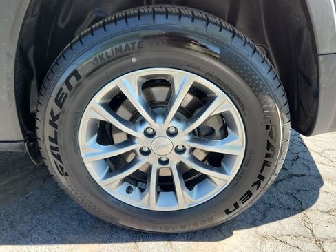 Used 2019 Jeep Cherokee Latitude Plus AWD/4WD image 26