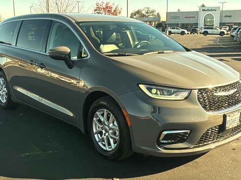 Used 2023 Chrysler Pacifica Touring-L image 1