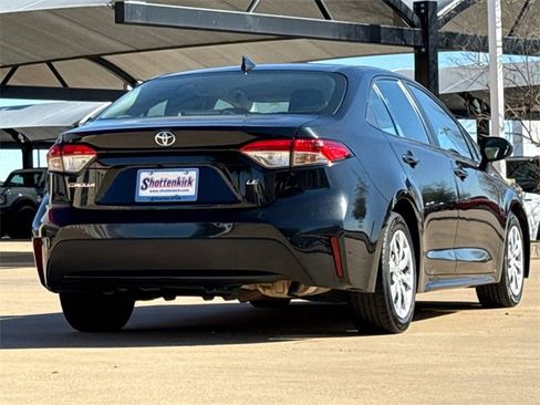 Used 2021 Toyota Corolla LE image 8