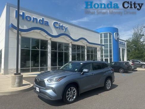 Used 2022 Toyota Highlander Limited AWD/4WD image 1