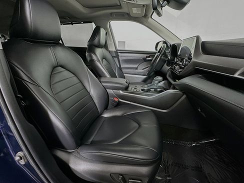 Used 2024 Toyota Highlander XLE image 8