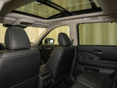 New 2026 Nissan Pathfinder Platinum image 18