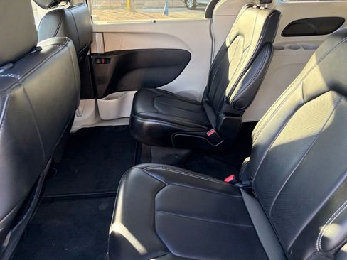 Used 2024 Chrysler Pacifica Touring-L image 27