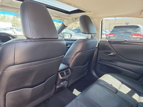 Used 2019 Lexus ES 300h Ultra Luxury w/ Accessory Package 2 FWD image 25