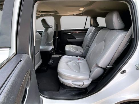 Used 2023 Toyota Highlander Limited FWD image 21