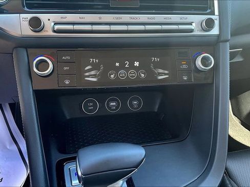 Used 2025 Genesis G70 2.5T image 16
