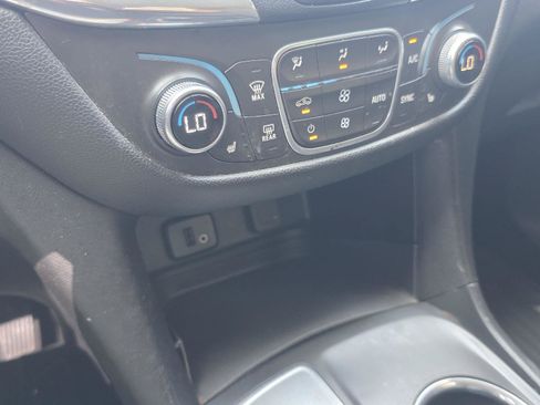 Used 2018 Chevrolet Equinox LT FWD image 16