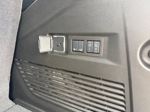 Used 2025 GMC Yukon Denali w/ Sun & Power Step Package AWD/4WD image 29