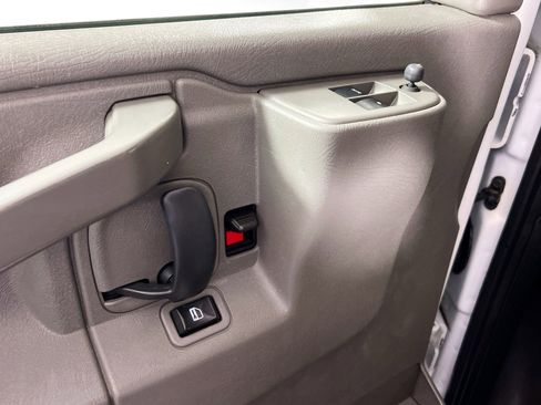 Used 2017 Chevrolet Express 3500 Extended image 9