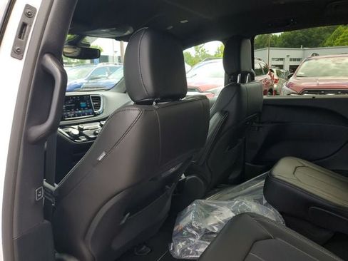 New 2026 Chrysler Pacifica Select FWD image 11