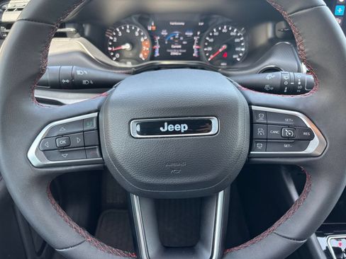 Used 2025 Jeep Compass Trailhawk AWD/4WD image 28