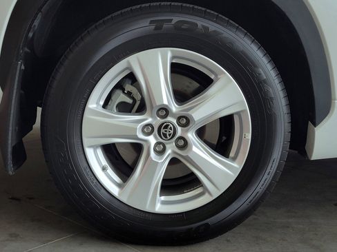 Certified 2024 Toyota Highlander LE image 5