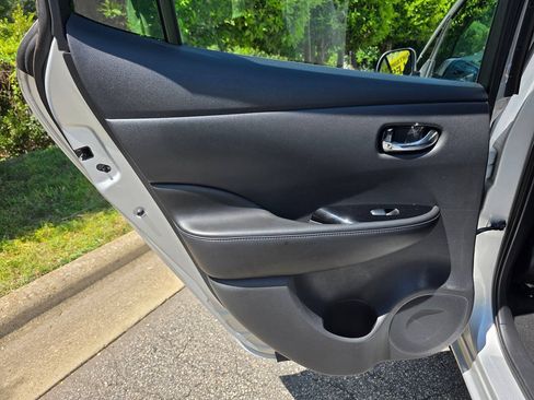 Used 2015 Nissan Leaf SL w/ Premium Package FWD image 27