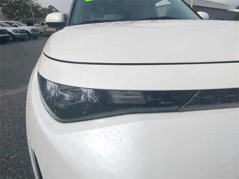 Used 2023 Kia Soul LX w/ LX Technology Package image 11