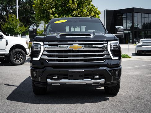 Used 2025 Chevrolet Silverado 2500 High Country w/ High Country Premium Package AWD/4WD image 3