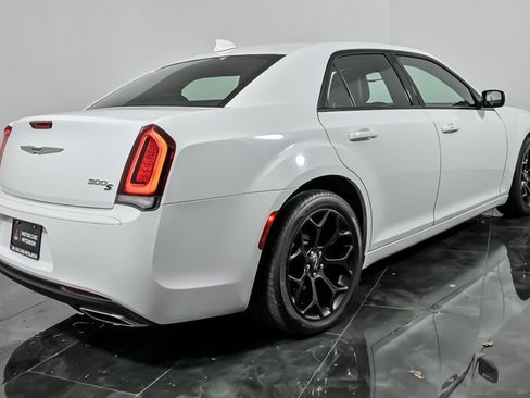 Used 2019 Chrysler 300 S RWD image 10