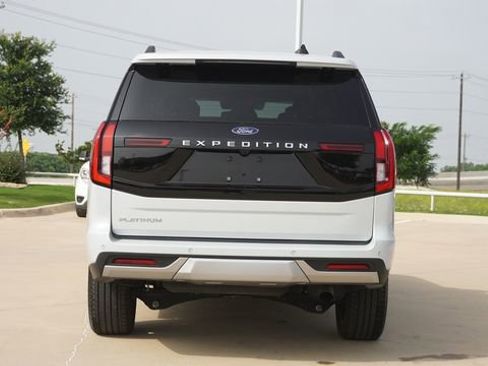 Used 2025 Ford Expedition Platinum w/ Driver's Package AWD/4WD image 8