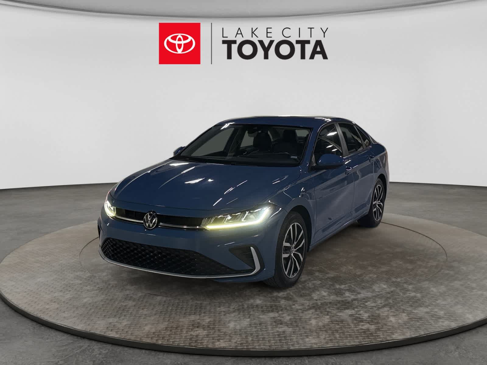 Used 2025 Volkswagen Jetta SE FWD image 1