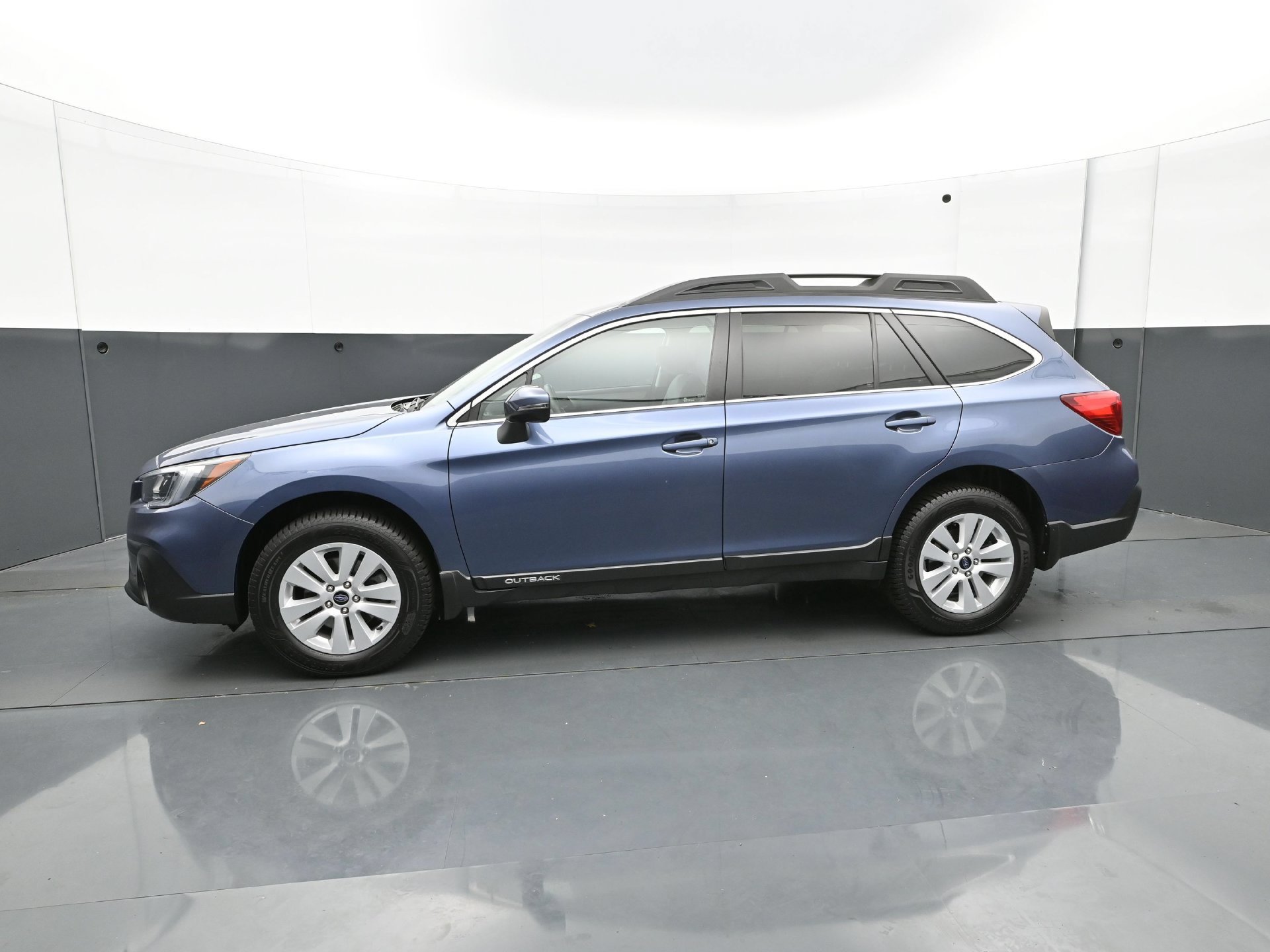 Used 2018 Subaru Outback 2.5i Premium AWD/4WD image 3
