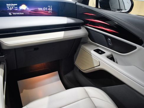 Used 2025 Lincoln Nautilus Premier AWD/4WD image 19