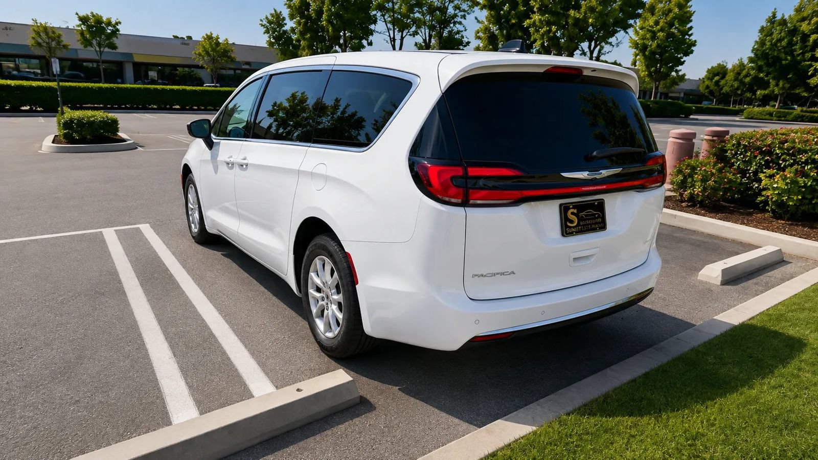 Used 2024 Chrysler Pacifica Touring-L FWD image 8