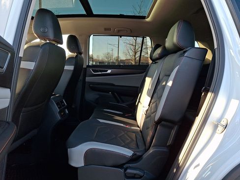 Used 2024 Volkswagen Atlas Peak Edition SEL image 9