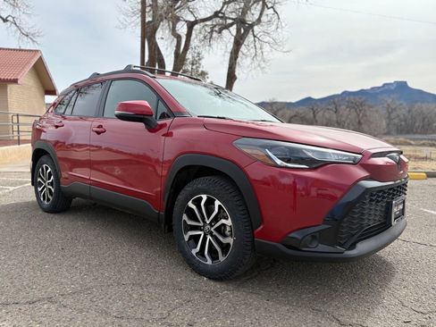 Used 2024 Toyota Corolla Cross SE image 8