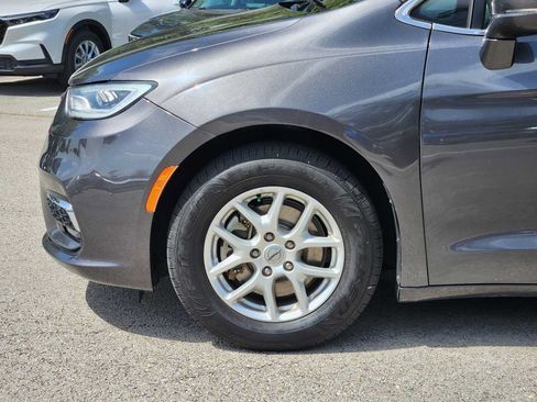 Used 2021 Chrysler Pacifica Touring-L FWD image 8