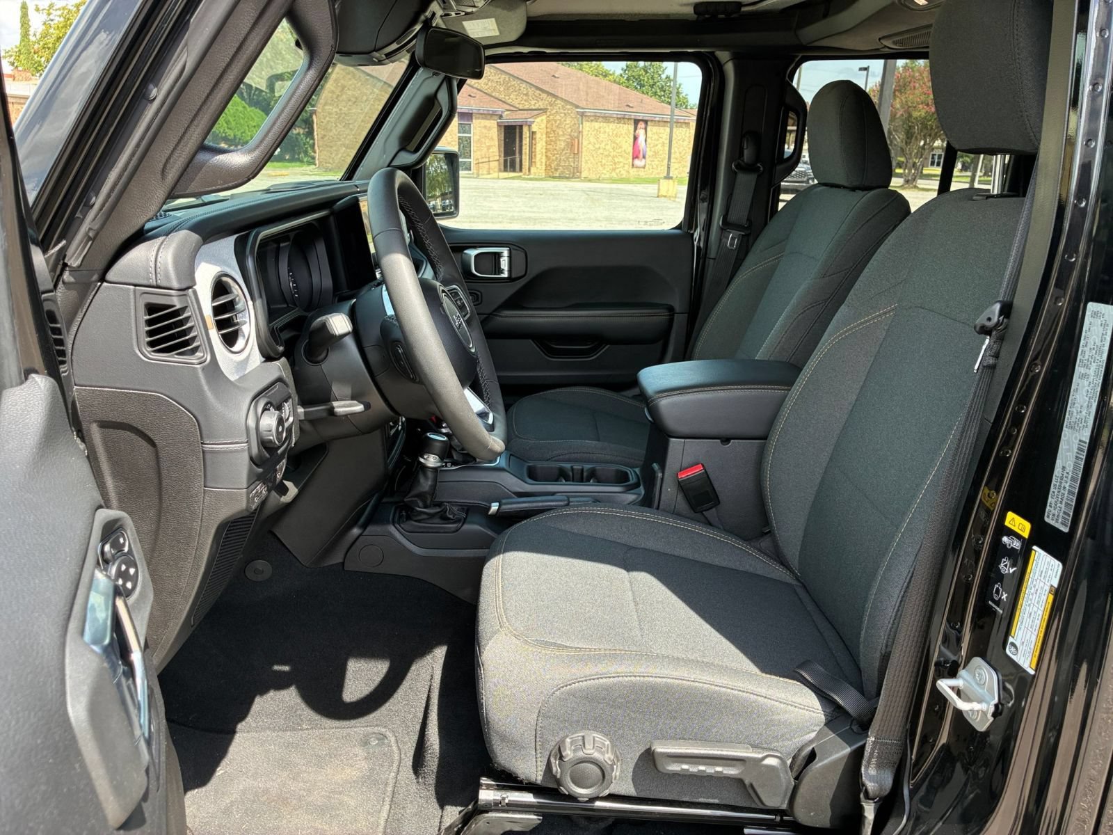 Used 2025 Jeep Wrangler Unlimited Sahara AWD/4WD image 25