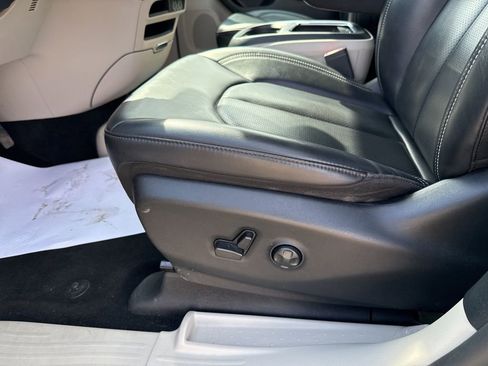Used 2023 Chrysler Pacifica Touring-L FWD image 26
