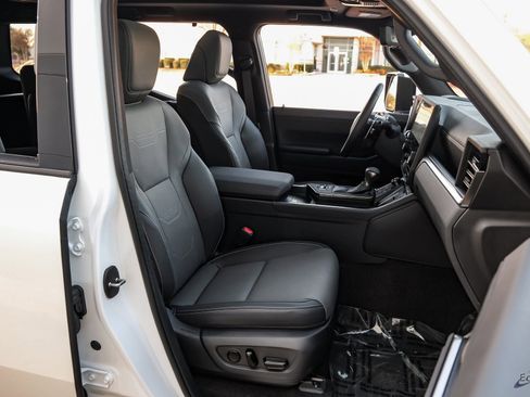 Used 2025 Lexus GX 550 w/ Accessory Package (2T) image 38