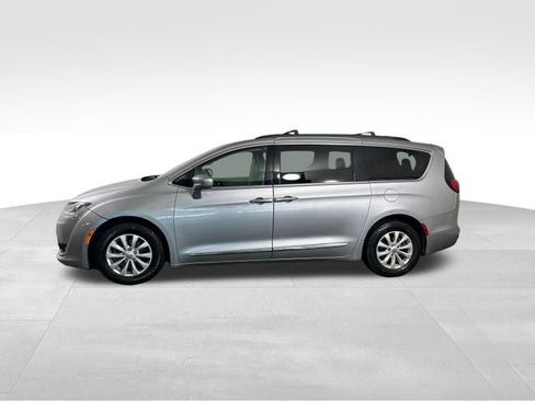 Used 2017 Chrysler Pacifica Touring-L FWD image 3