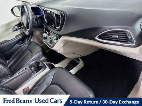 Used 2023 Chrysler Pacifica Touring-L FWD image 35