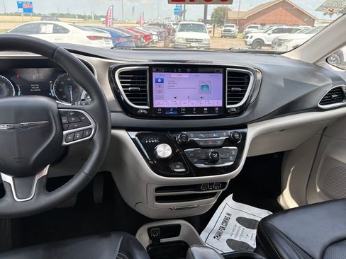 Used 2023 Chrysler Pacifica Touring-L FWD image 18