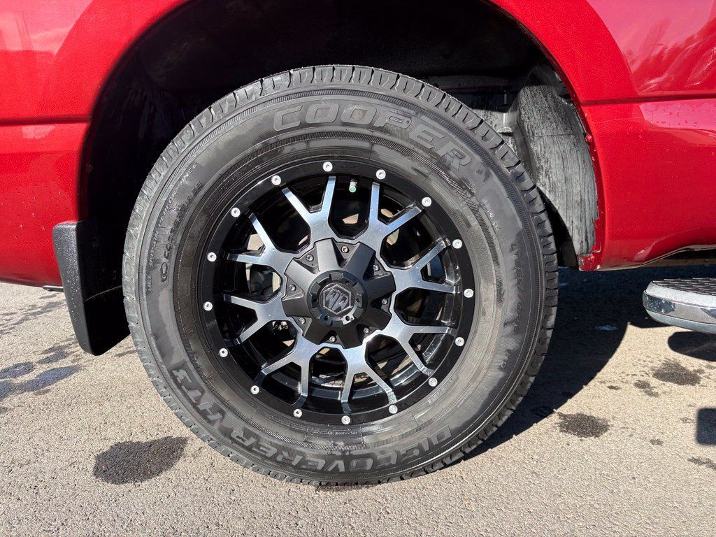Used 2018 Nissan Titan SV w/ SV Convenience Package RWD image 32