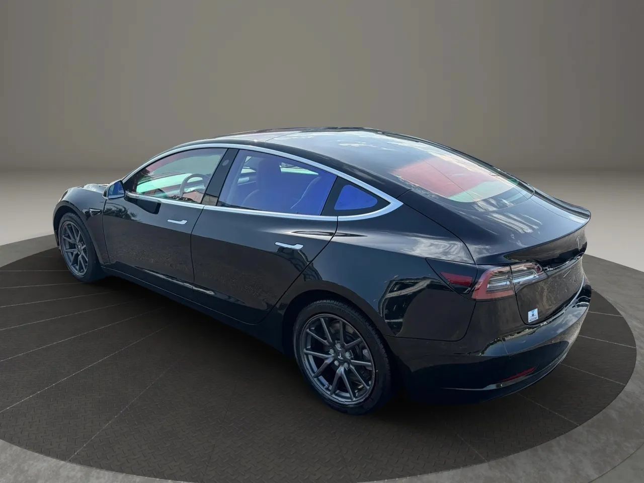 Used 2018 Tesla Model 3 Long Range RWD image 4