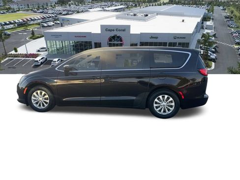 Certified 2017 Chrysler Pacifica Touring w/ Tire & Wheel Group FWD image 32