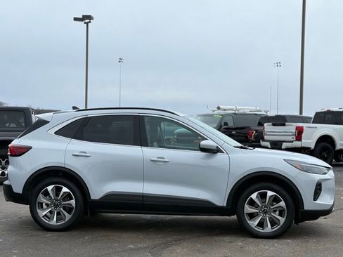 Certified 2025 Ford Escape Platinum image 37