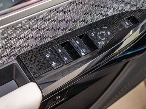 Used 2025 BMW 760i xDrive w/ Executive Package image 15