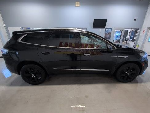 Used 2023 Buick Enclave Essence image 6