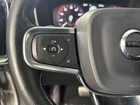 Used 2019 Volvo XC40 T5 R-Design image 12