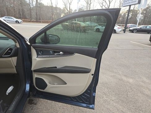 Used 2019 Lincoln Nautilus Reserve image 32