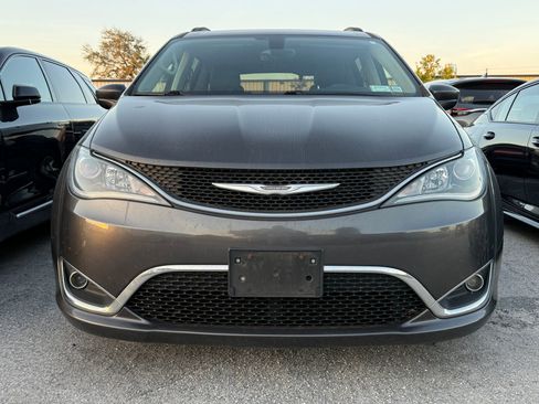 Used 2017 Chrysler Pacifica Touring-L w/ Tire & Wheel Group image 3